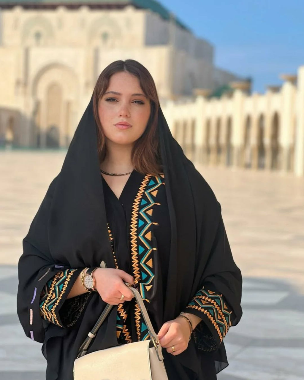 Abaya marocaine brodée – Élégance traditionnelle au style moderne