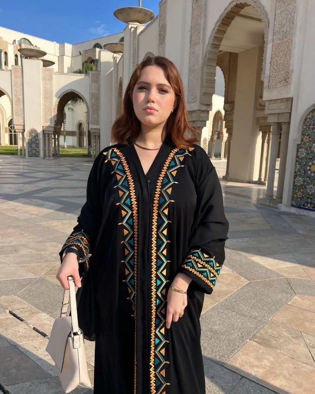 Abaya marocaine brodée – Élégance traditionnelle au style moderne